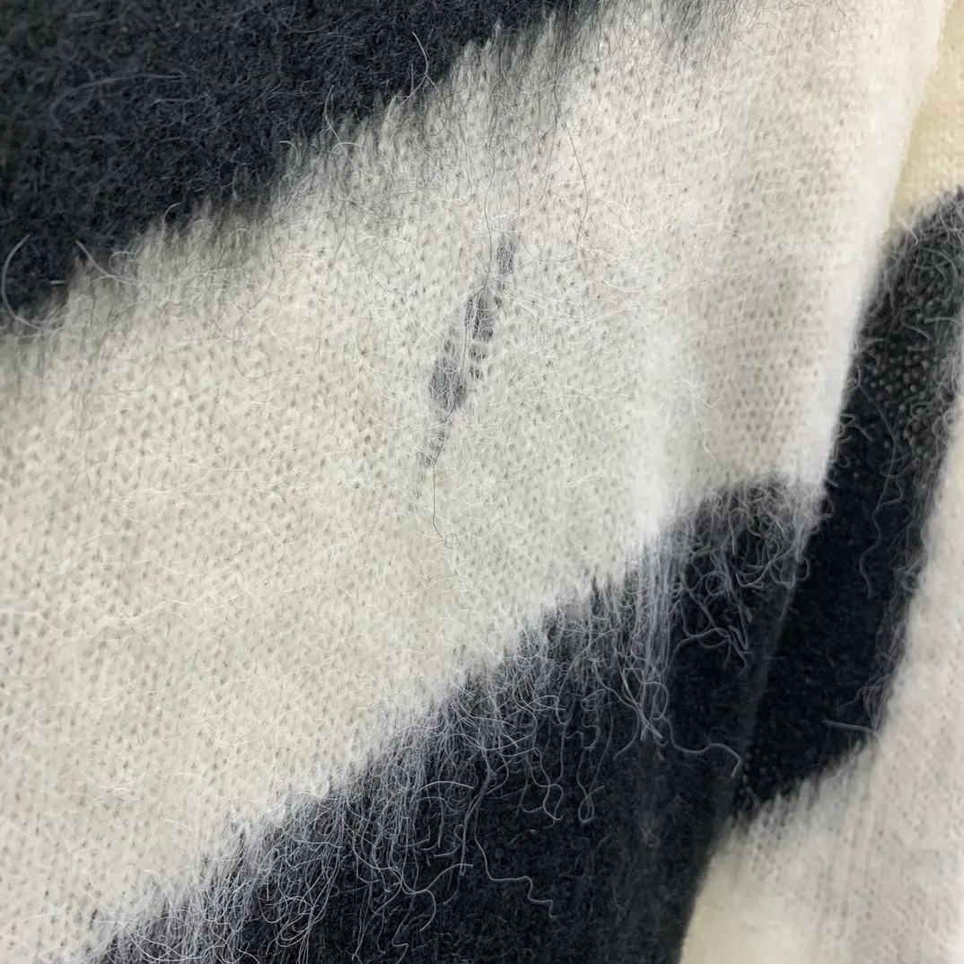 New top tested version OFFWHITE (OW) gradient mohair striped arrow sweater hoodie gradient rendering arrow couple sweater Mohair (English Mohair; Turkish: MUKHYAR) refers to the coat of Angora goats, also known as Angora goat hair. The name comes from Turkish, meaning "the best hair". It has good elasticity, pressure resistance and special luster. It is an excellent raw material for making plush fabrics and one of the most advanced animal textile fiber raw materials in the world market. Mohair has a shape similar to long wool. The fiber surface is smooth, strong luster, high strength, good elasticity, less curl, and easy to wash. Mohair can be used in jacquard blankets, long-haired coats and high-gloss wool fabrics. Mohair sweaters from ow are released every year🛒 The same style and ever-changing colors. There is really no girl who doesn’t love it. It is super suitable for wearing under a down jacket in winter without being bulky! If the lower body is missing, their favorite os version🙋🏻‍♀️ intuitively adds natural softness and fairy beauty effect, which is the best choice! The upper body is lightweight and does not weigh down the body while keeping warm. The sleeves and the gradient arrow parts on the back are repeatedly patterned until the gradient level is satisfied before large-scale products are released. The craftsmanship is extremely demanding. Each sweater is woolen at least ten times to give it a plush, thick feel and good fluffiness! ✅ Fabric composition: 50% mohair 32 spandex 18% wool, three-level anti-pilling Color: black and white gradient Sizes Mohair is lighter and softer, so be careful not to machine wash it, not machine washable! ! emphasize! !  ⚠️Hand wash with warm water and cold water P:440